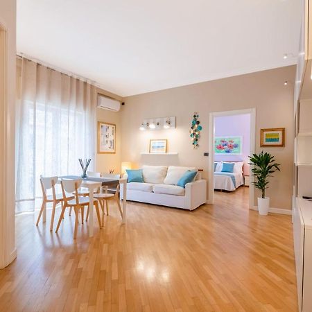 Modern Apartment To Relax In The City Center Bari Bagian luar foto