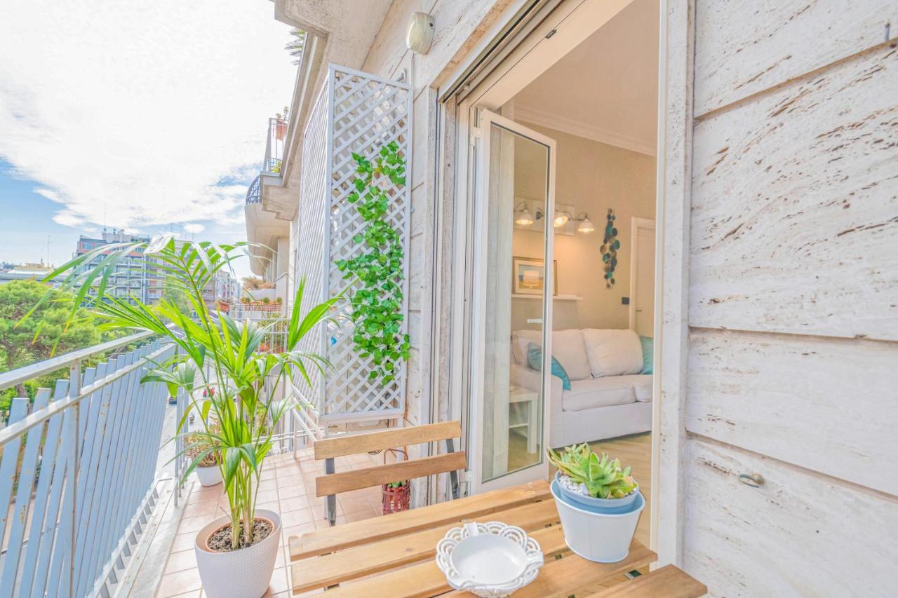Modern Apartment To Relax In The City Center Bari Bagian luar foto