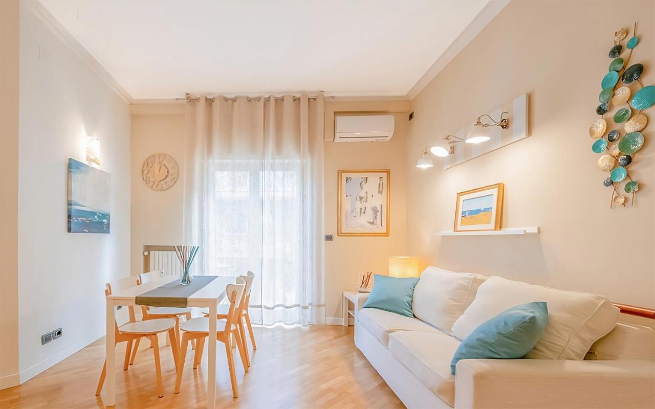 Modern Apartment To Relax In The City Center Bari Bagian luar foto